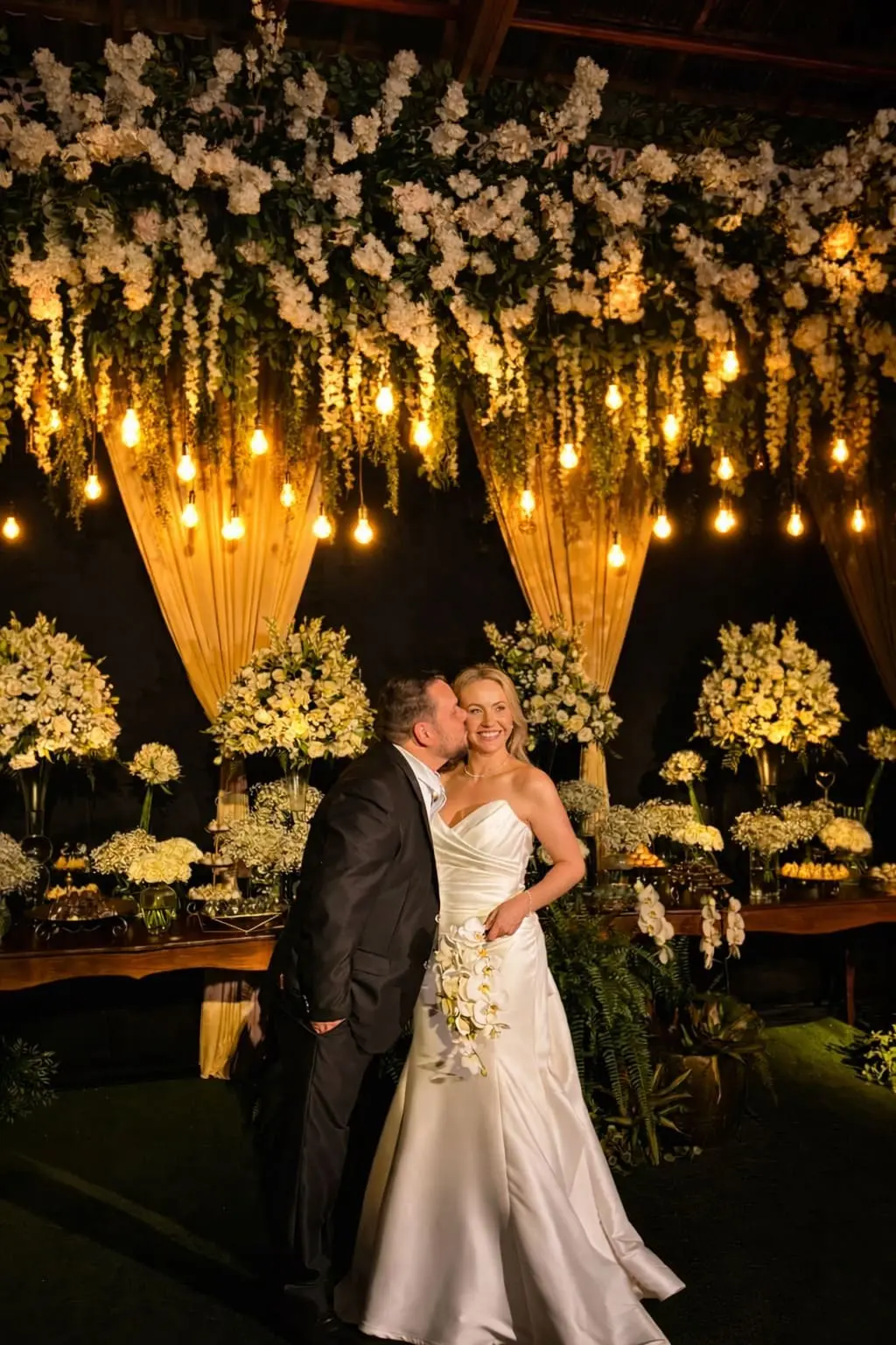 Decoração de casamento com flores brancas e iluminação quente